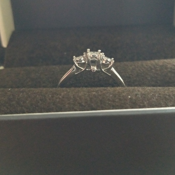 Engagement ring - Picture 3 of 3